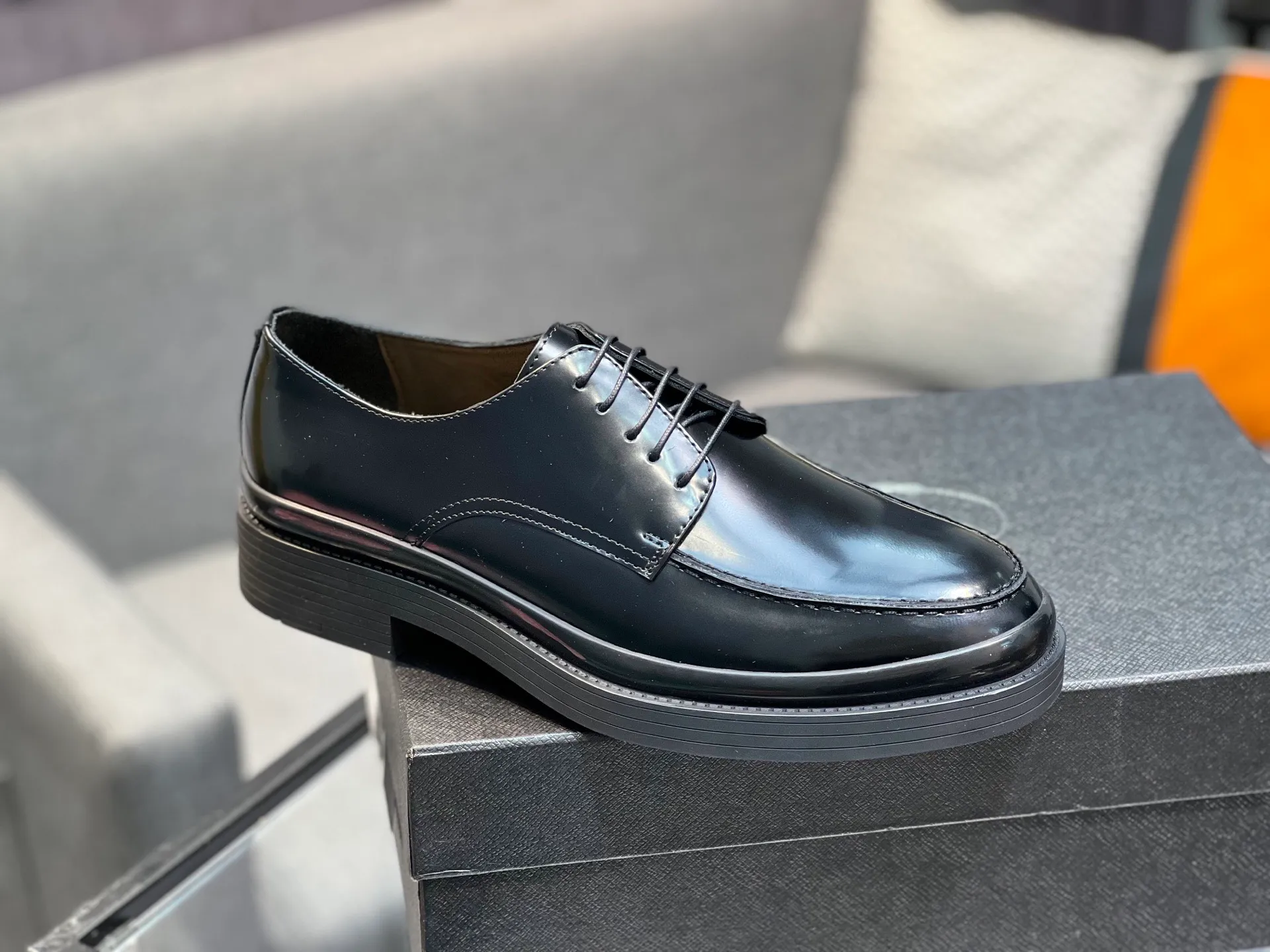 Men's clothing and shoes 💰860 Prada/Prada's new glossy leather loafers are made of open-edge beaded uppers imported from Italy, slip-on loafers style, large piece splicing design, durable and non-deforming, heavy-duty construction, exquisite mark stitching, same material ribbon decoration, blending classic and modern styles, lining with dyed calfskin, standard PRADA logo cowhide feet, original ultra-light matte texture and embossed leather outsole, light and not tired, excellent shock absorption effect, full foot comfort! Size: 39-44 (customized at 38.45)